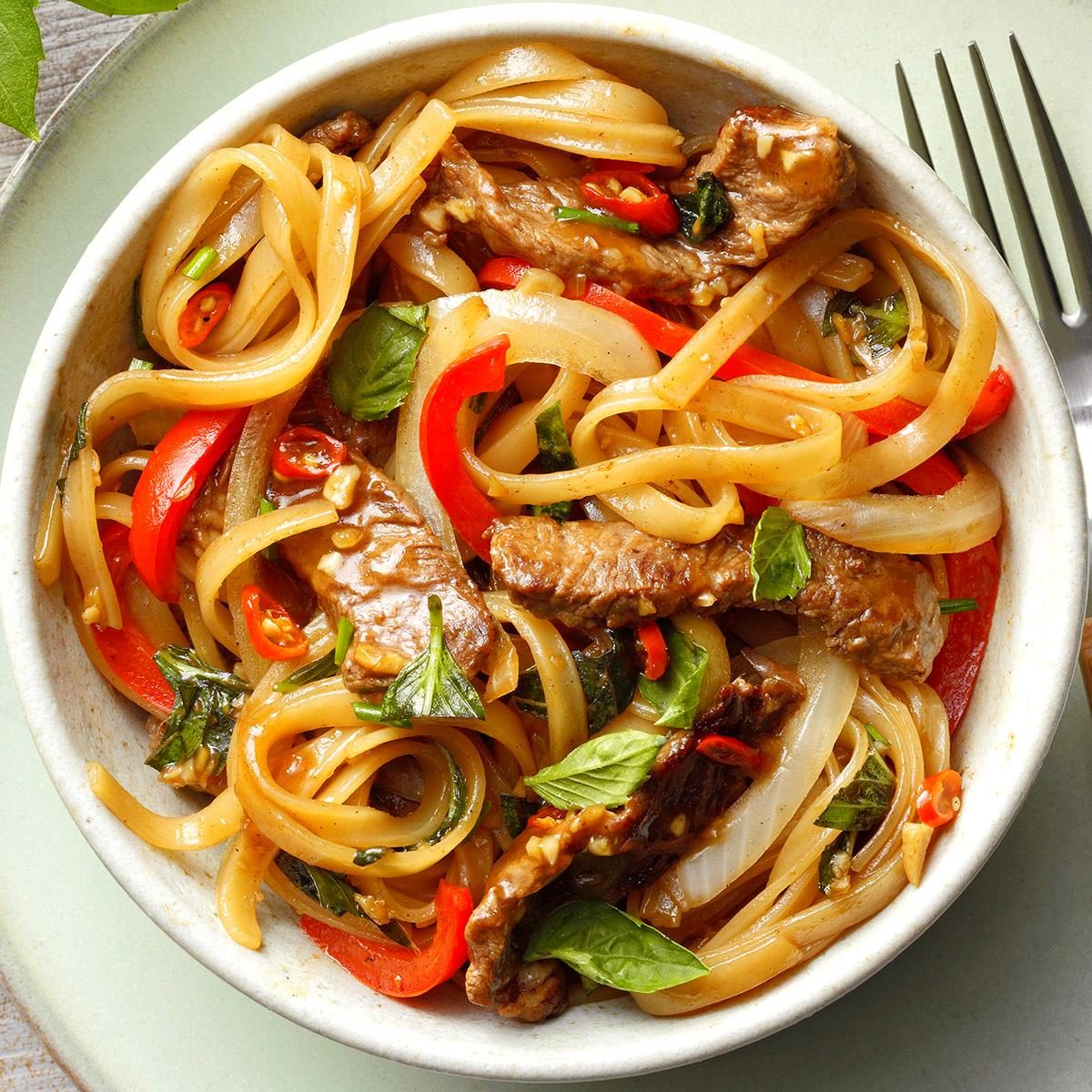 Thai Drunken Noodles With Beef Exps Rc21 264389 B09 28 4b