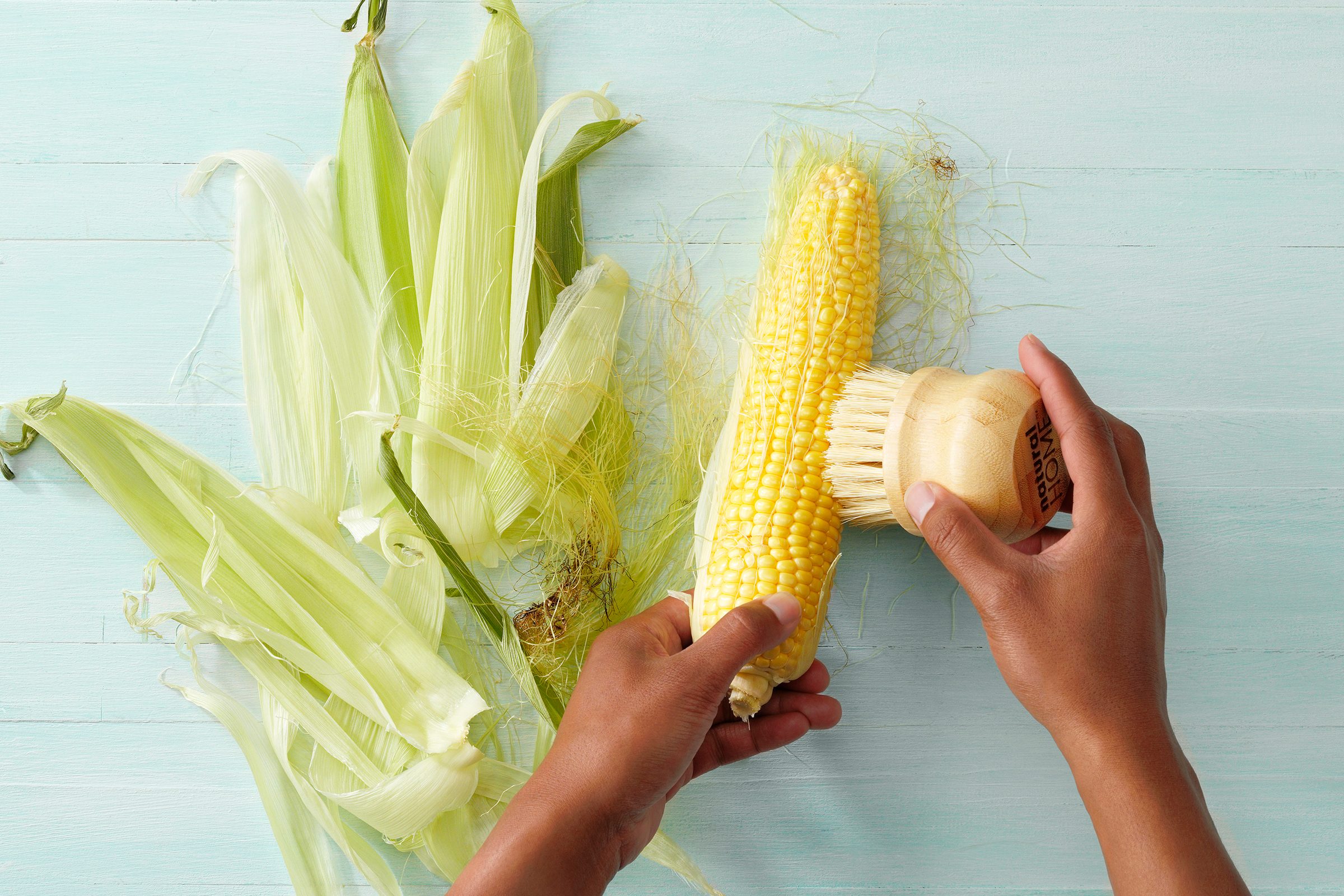 Four Methods Of Removing Silk From Corn On The Cob