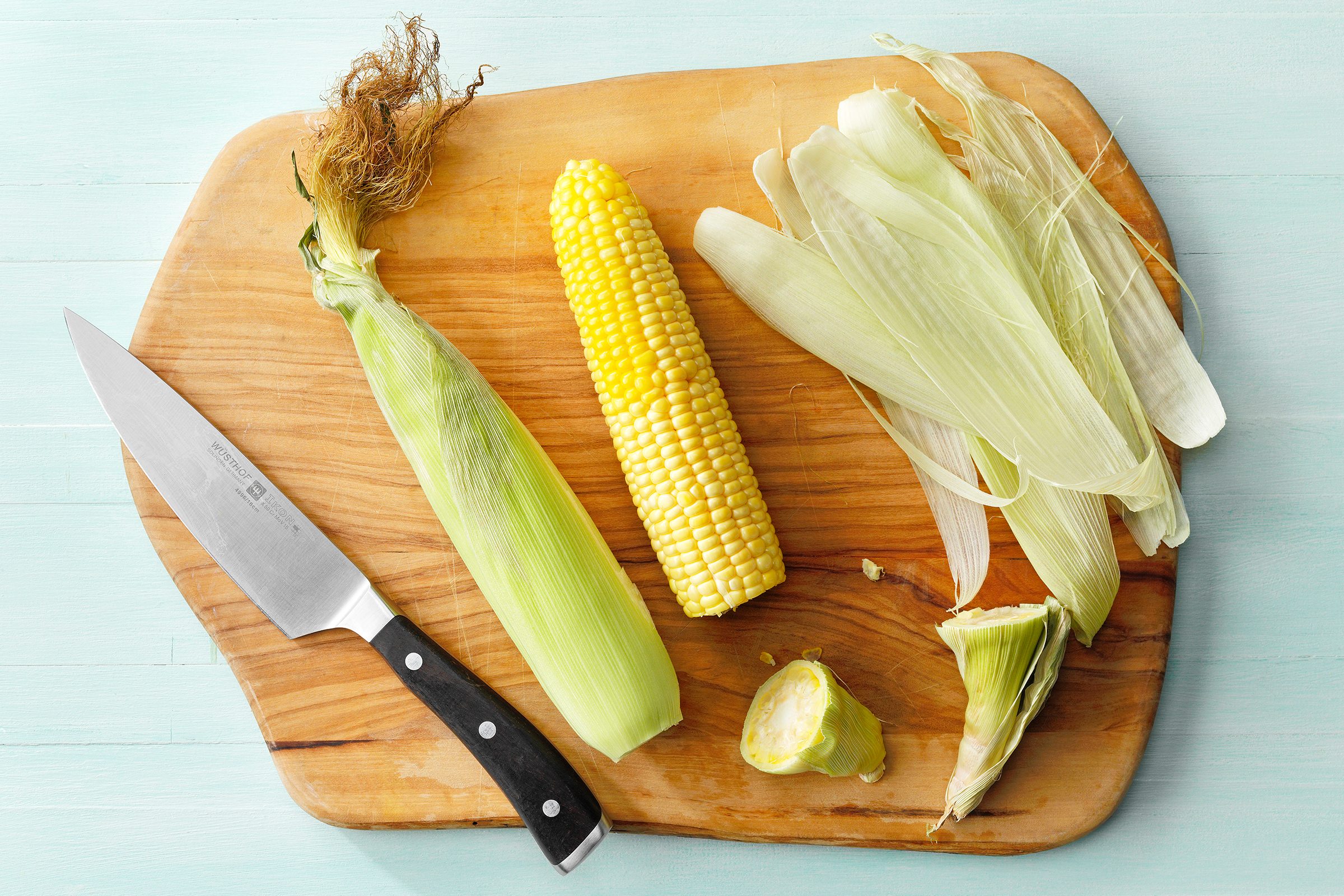 Four Methods Of Removing Silk From Corn On The Cob