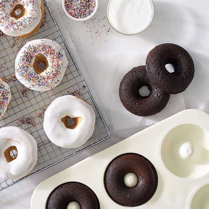 Doughnuts in tray 