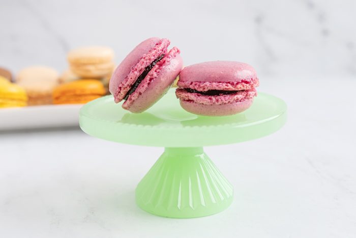 Fig macaroon on a green plate with a stand