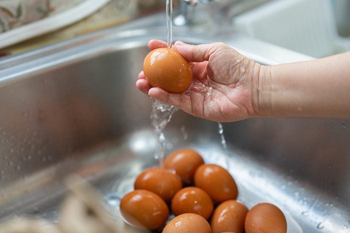 washing fresh eggs