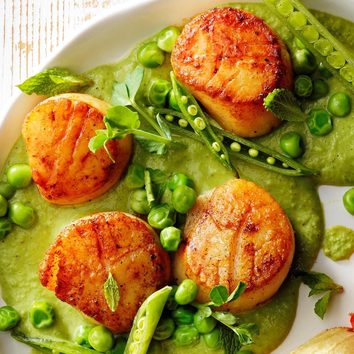 Seared Scallops With Minted Pea Puree Exps Toham23 164778 P2 Md 11 04 2b