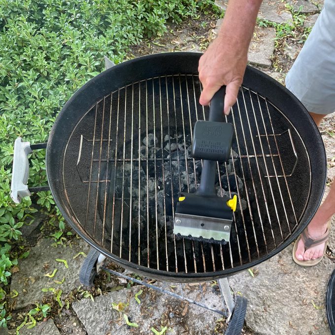 cleaning a charcoal grill wit ha bbq scrub daddy