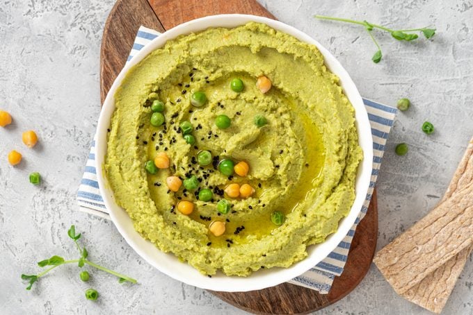 Spicy hummus of green peas and chickpeas