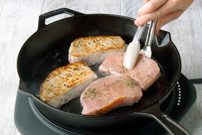 cooking pork chops i na cast iron skillet