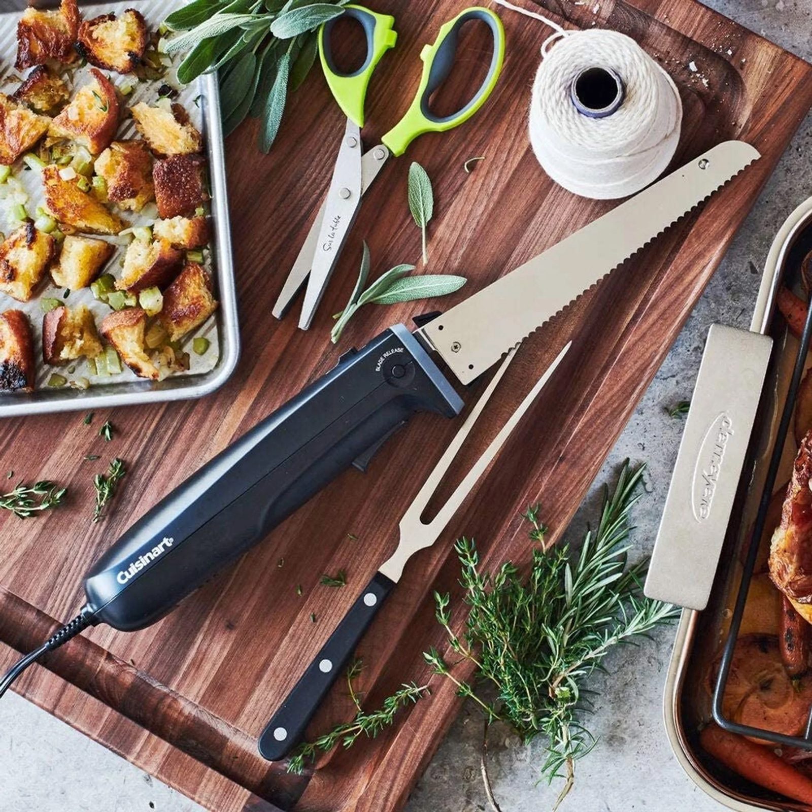 https://www.tasteofhome.com/wp-content/uploads/2023/11/TOH-ecomm-Cuisinart-Electric-Knife-Set-with-Cutting-Board-via-walmart.com_.jpg?fit=680%2C680