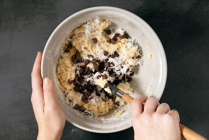 Folding Choco chips with mixture