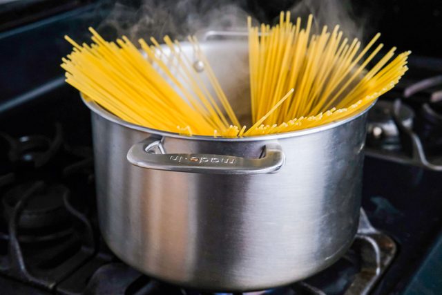 Boiling Spaghetti Pasta in a Large Pot, Does The Cold Water Pasta Hack Work?