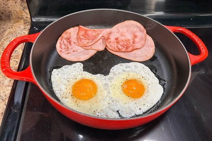 Cooking Eggs in Le Creuset Signature Everyday Pan Jill Schildhouse For Taste Of Home 01 Yvedit