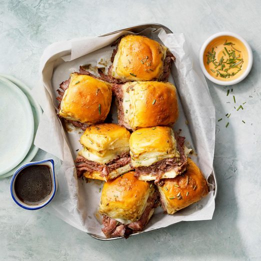 Roast Beef Sliders With Au Jus Exps Tohfm24 275009 P2 Md 10 24 11b