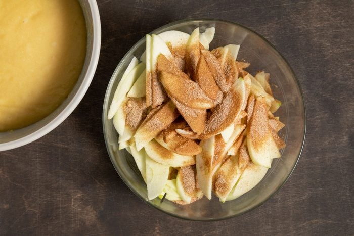 Toss the sliced apples with the cinnamon and remaining sugar
