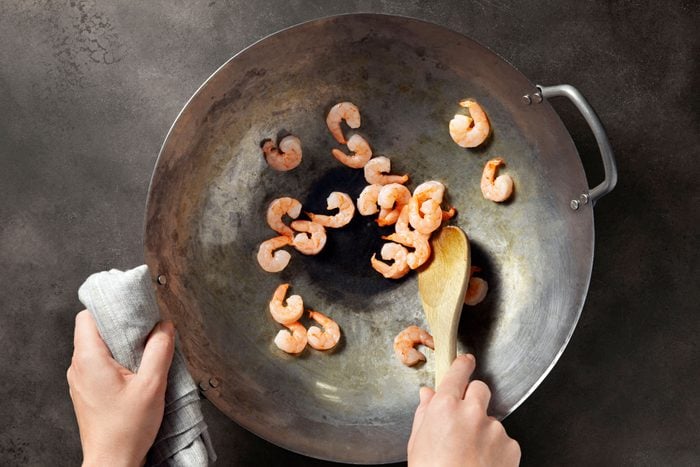 Stir-fry the shrimp in oil until the shrimp turn pink in a large wok