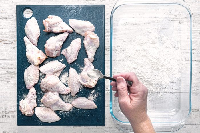 Covering chicken wings with baking powder
